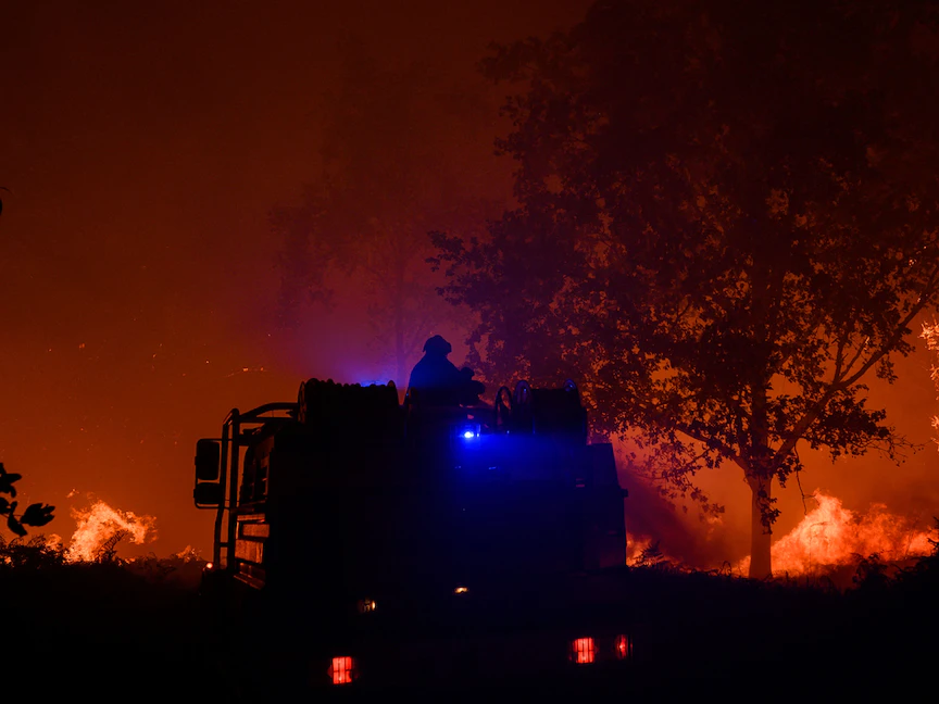 رجال الإطفاء خلال إخماد حريق غابات في سوموس بالقرب من بوردو جنوب غربي فرنسا. 12 سبتمبر 2022 - AFP