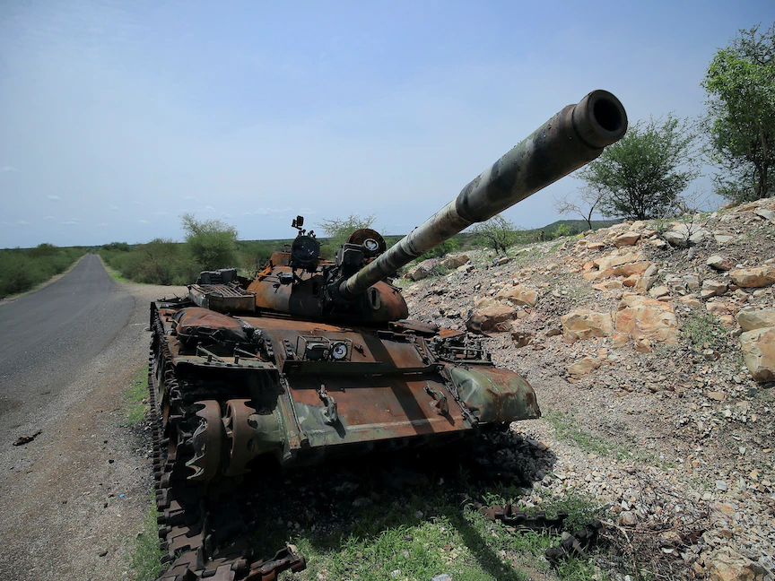 دبابة تضررت أثناء القتال بين الجيش الإثيوبي النظامي وقوة تيغراي الخاصة، على مشارف بلدة حميرة، تيغراي - REUTERS