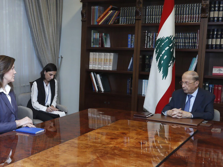 الرئيس اللبناني ميشال عون يستقبل السفيرة الأميركية في بيروت دوروثي شيا، لبنان - 16 أغسطس 2021. - twitter/LBpresidency