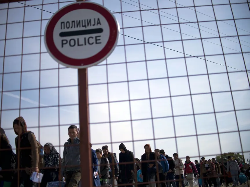 خروج مجموعة من المهاجرين من معسكر التسجيل بالقرب من مقدونيا - AFP