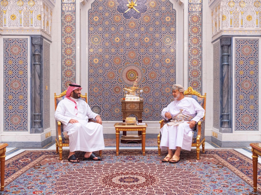 سلطان عمان يستقبل ولي العهد السعودي في مسقط