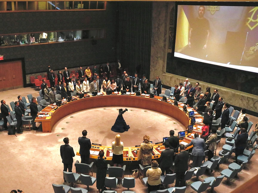 أعضاء مجلس الأمن يلبون دعوة الرئيس الأوكراني للوقوف دقيقة صمت على أرواح الأوكرانيين الذين سقطوا خلال الحرب الروسية- 28 يونيو 2022 - TWITTER/@BWoodward_UN