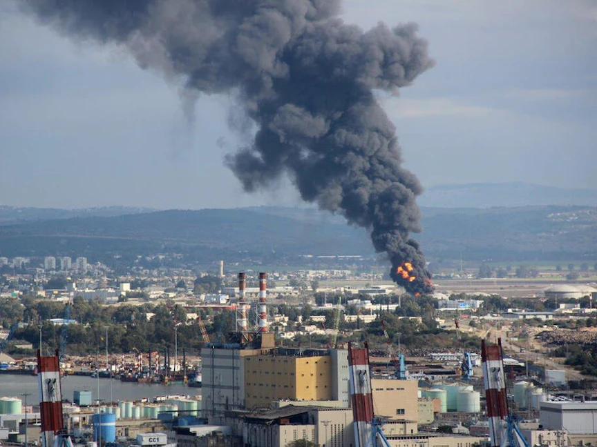 حريق بأحد مصانع البتروكيماويات في حيفا، في ديسمبر 2016. - وزارة البيئة الإسرائيلية