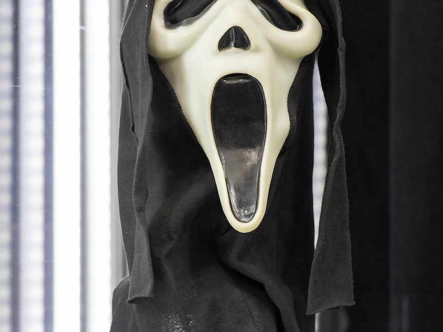 مجسم لسلسلة أفلام الرعب "الصرخة" معروضة للبيع في مزاد "Prop Store" في لوس أنجلوس. - AFP