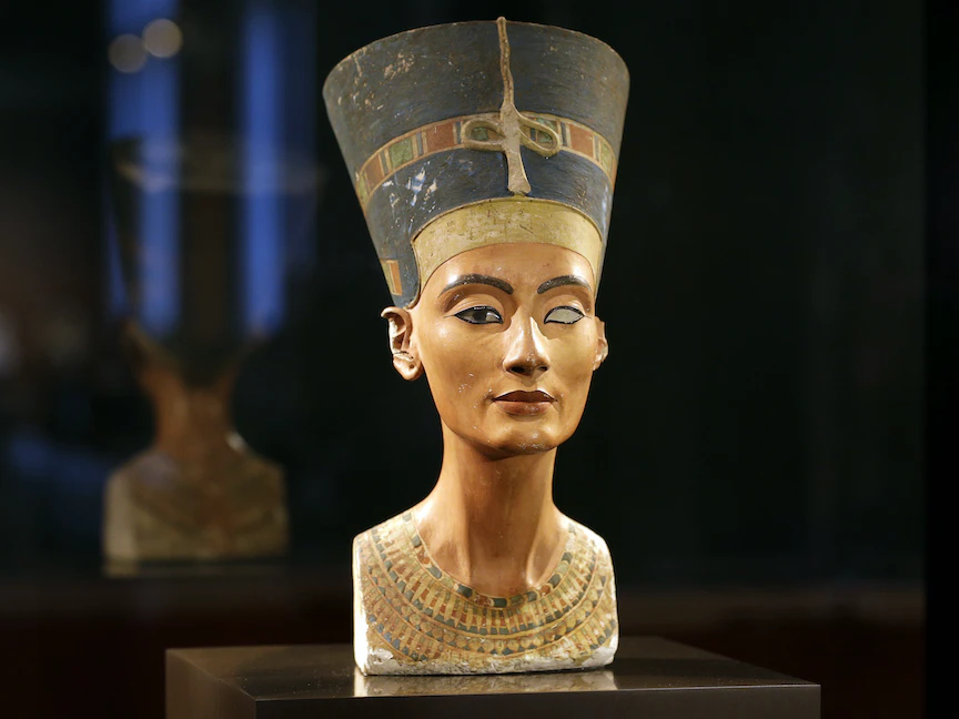 رأس نفرتيتي في معرض خاص بمتحف برلين الجديد بمناسبة الذكرى المائة لاكتشافها. 5 ديسمبر 2012. - REUTERS