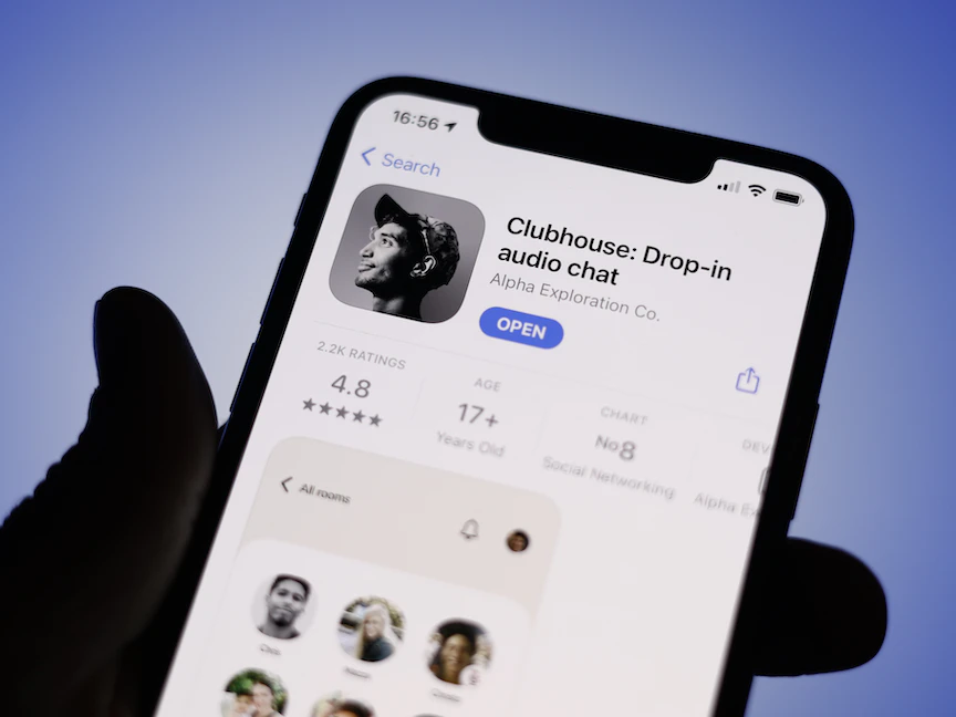 تطبيق "كلوب هاوس" للمناقشات الصوتية على أحد الهواتف الذكية - NurPhoto via Getty Images
