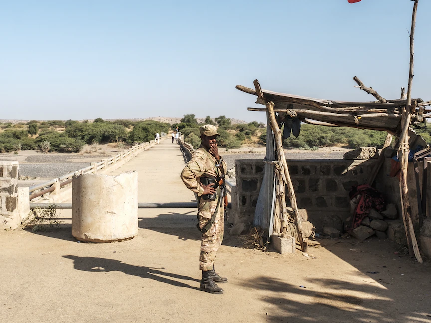 عنصر في قوات أمهرة التابعة للجيش الإثيوبي أثناء حراسة المعبر الحدودي مع إريتريا - 22 نوفمبر 2020 - AFP