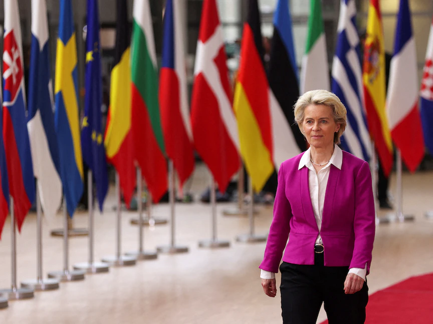 رئيسة المفوضية الأوروبية أورسولا فون دير لاين تصل إلى قمة زعماء الاتحاد الأوروبي في بروكسل- 30 مايو 2022 - REUTERS