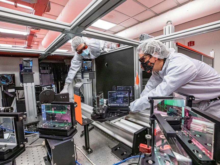 عالمان في قسم تكنولوجيا المسرع والفيزياء التطبيقية في مختبر "بيركلي" بالولايات المتحدة- 7 سبتمبر 2022 - lbl.gov