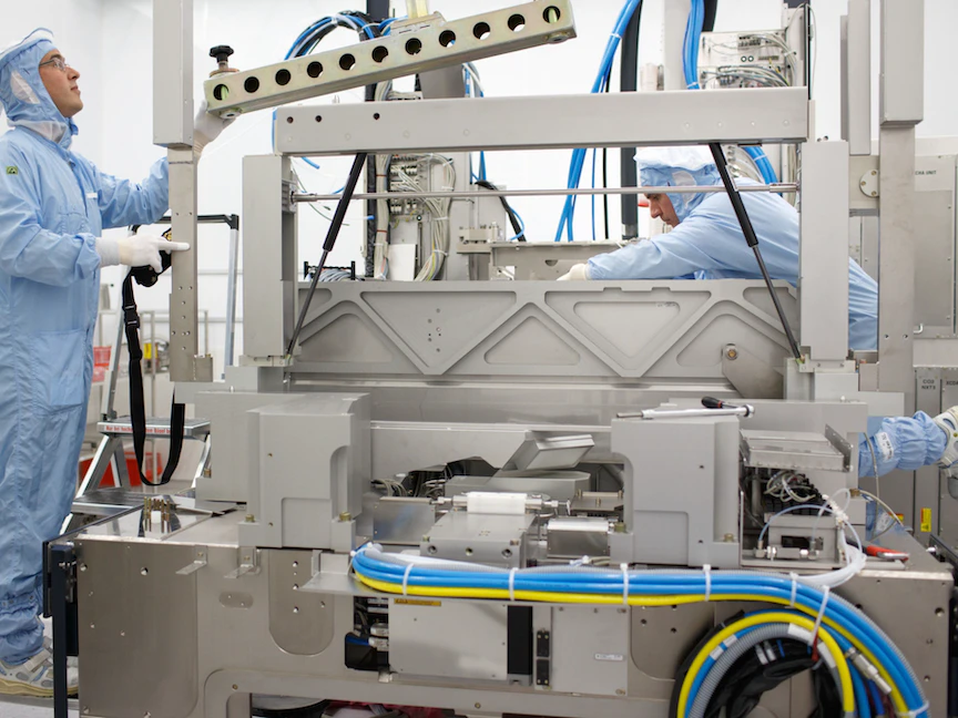 تجميع آلة للطباعة الحجرية الضوئية في مصنع لشركة ASML في هولندا - 5 يونيو 2014 - Bloomberg