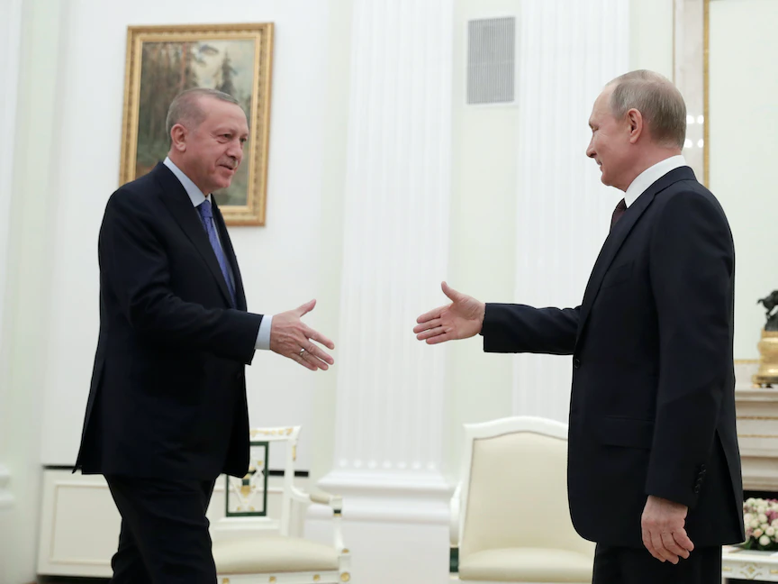 الرئيس الروسي فلاديمير بوتين يصافح الرئيس التركي رجب طيب أردوغان خلال اجتماع في موسكو- 5 مارس 2020 - REUTERS