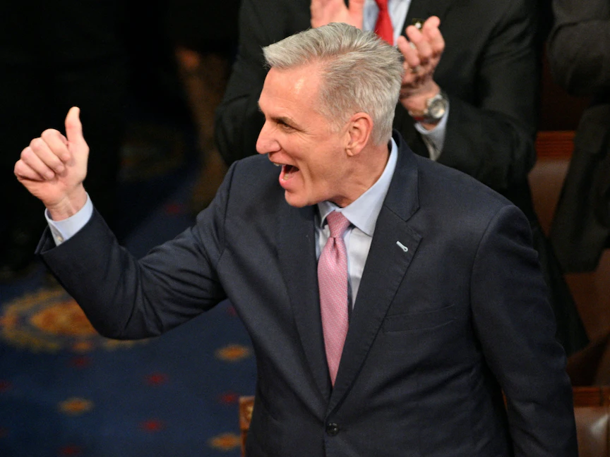 رئيس مجلس النواب الأميركي كيفن مكارثي يحتفل بانتخابه رئيساً جديداً للمجلس في مبنى الكابيتول بواشنطن. 7 يناير 2023 - REUTERS