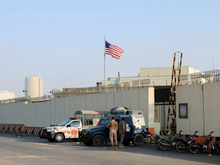 تقف مركبات الشرطة والقوات شبه العسكرية خارج القنصلية العامة للولايات المتحدة، بعد يوم من احتجاج أعقب ورود أنباء عن ضربات أميركية وإسرائيلية على إيران أسفرت عن مقتل المرشد الأعلى آية الله علي خامنئي، في كراتشي، باكستان. 2 مارس 2026. - Reuters