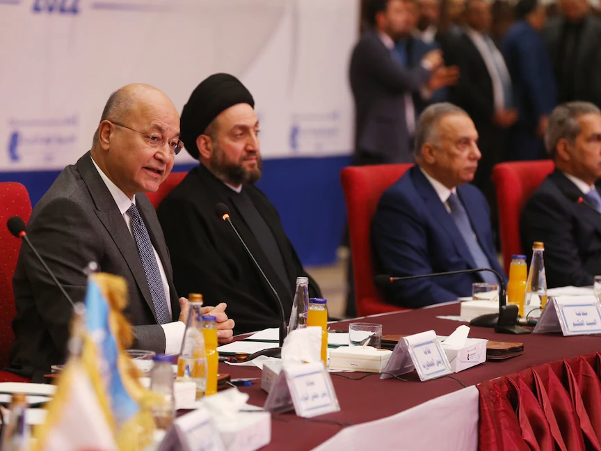 الرئيس العراقي برهم صالح (أقصى اليسار) إلى جانب زعيم تيار "الحكمة" عمار الحكيم ورئيس الوزراء مصطفى الكاظمي ورئيس مجلس القضاء الأعلى فائق زيدان خلال "المؤتمر الإسلامي لمناهضة العنف ضد المرأة" بالعاصمة بغداد- 27 أغسطس 2022 - "واع"