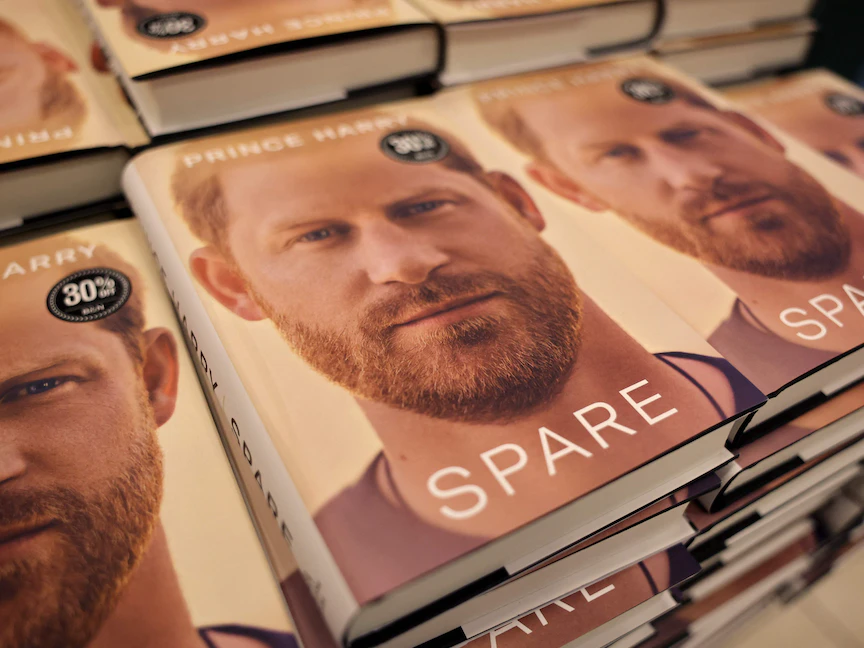 نسخ من مذكرات الأمير البريطاني هاري "سبير" معروضة في متجر "بارنز آند نوبل" بشيكاغو في إلينوي بالولايات المتحدة. 10 يناير 2023 - AFP