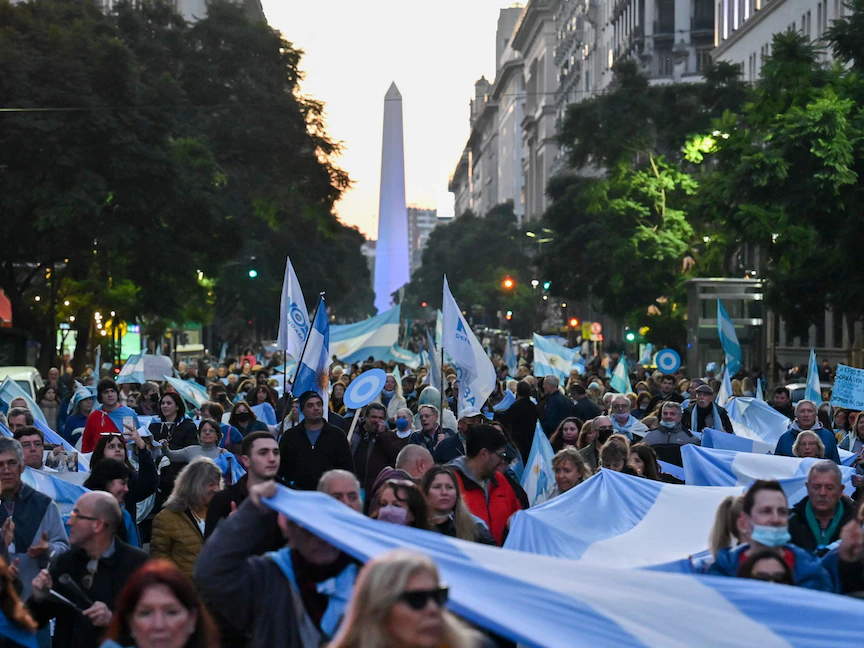 محتجون ضد حكومة الرئيس الأرجنتيني ألبرتو فرنانديز خارج قصر كاسا روسادا الرئاسي في بيونس أيرس - 9 يوليو 2022 - AFP