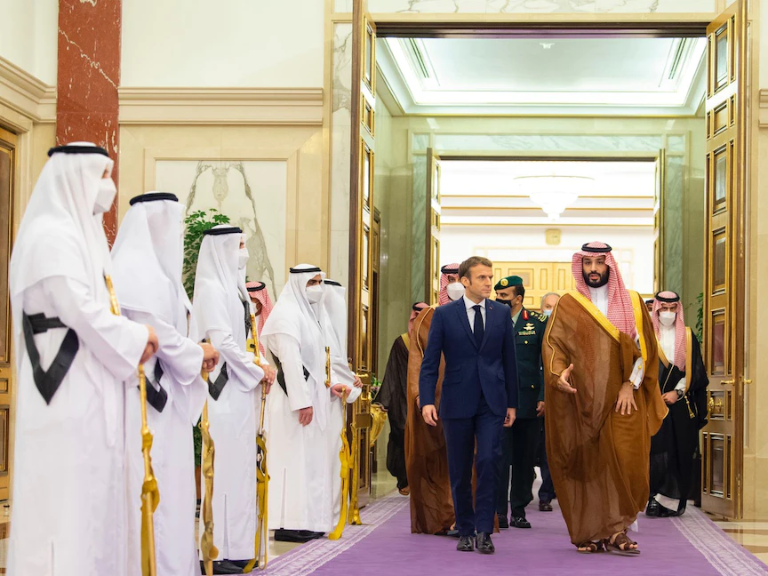 ولي العهد السعودي خلال اللقاء مع الرئيس الفرنسي إيمانويل ماكرون في جدة. 4 ديسمبر 2021. - واس