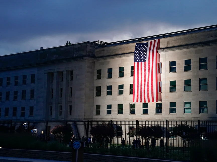 العلم الأميركي على واجهة مبنى وزارة الدفاع "البنتاغون" في فرجينيا خلال إحياء ذكرى 11 سبتمبر- 11 سبتمبر 2020 - REUTERS