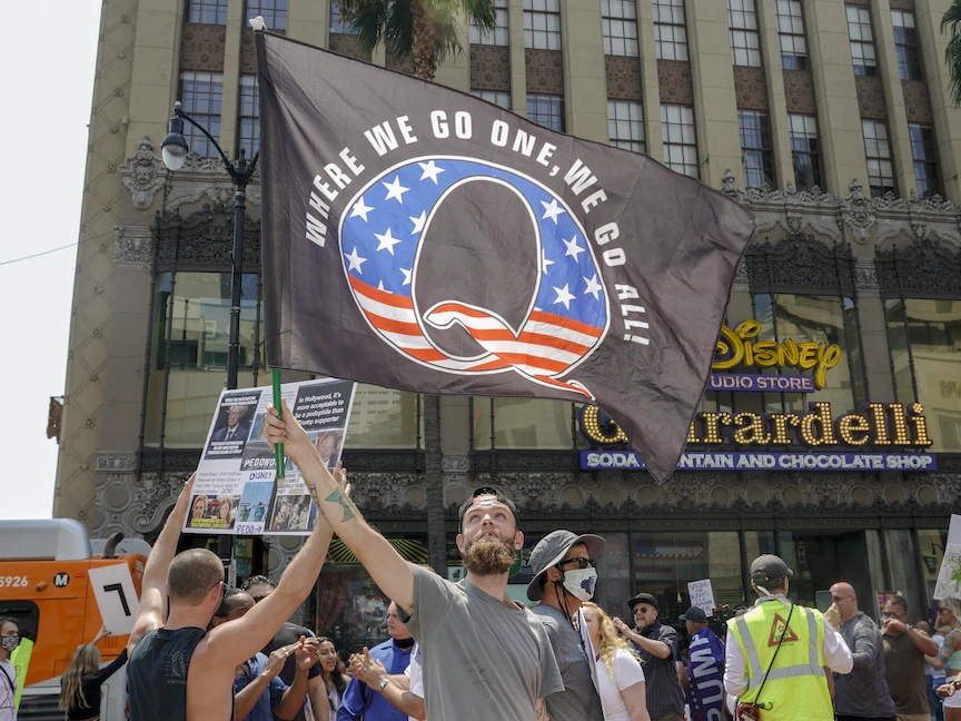 متظاهرون مؤيدون لحركة "كيو آنون" يحتجون على "الاتجار بالأطفال" في هوليوود بوليفارد في لوس أنجلوس- 22 أغسطس 2020 - AFP