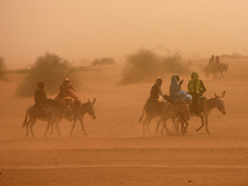 عاصفة رملية خارج مخيم زمزم للنازحين في الفاشر، شمال دارفورـ 13 أبريل 2010 - REUTERS