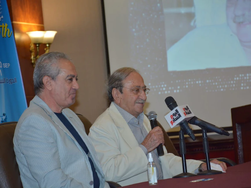 دريد لحام مع رئيس مهرجان الإسكندرية أثناء ندوة التكريم - المكتب الإعلامي للمهرجان