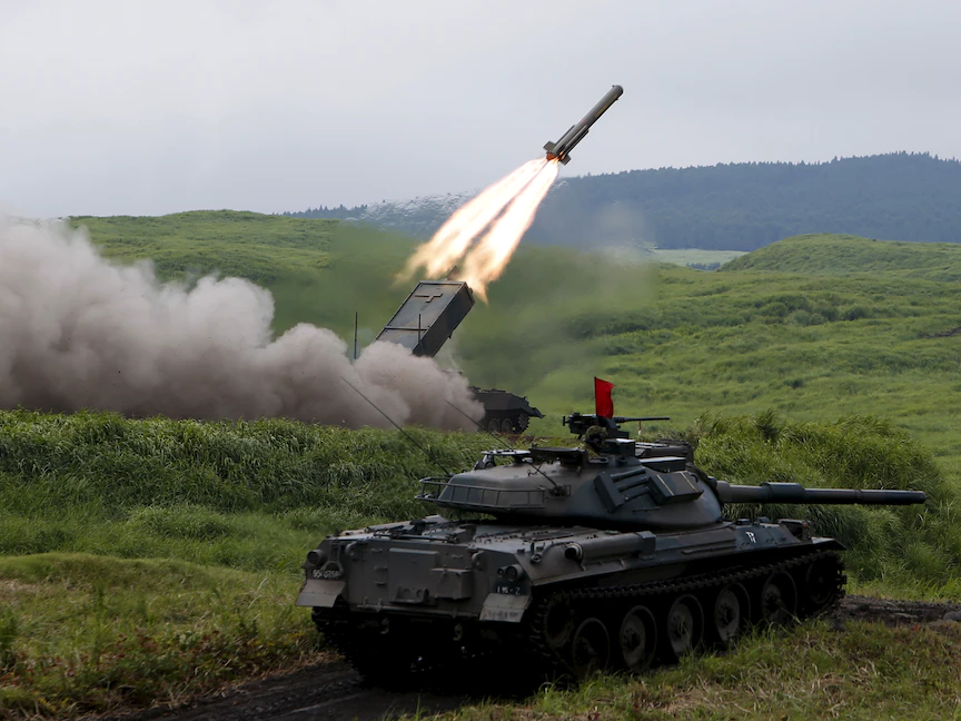 دبابة يابانية تطلق صاروخاً خلال تدريبات عسكرية بالقرب من جبل فوجي في جوتيمبا بغرب طوكيو - REUTERS