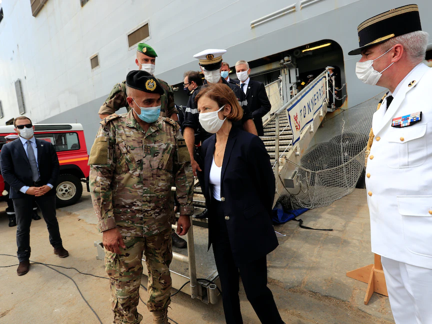 وزيرة الجيوش الفرنسية فلورانس بارلي تتحدث مع أحد ضباط الجيش اللبناني في مرفأ بيروت- 14 أغسطس 2020 - REUTERS