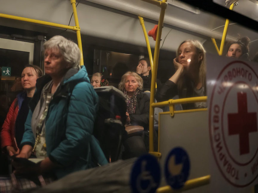 لاجئون أوكرانيون من مصنع "آزوف ستال" للصلب في ماريوبول في حافلة عند وصولهم إلى مركز تسجيل ومساعدات إنسانية للنازحين داخلياً، وسط الغزو الروسي المستمر لأوكرانيا، في زابوروجي، أوكرانيا. 8 مايو 2022. - REUTERS