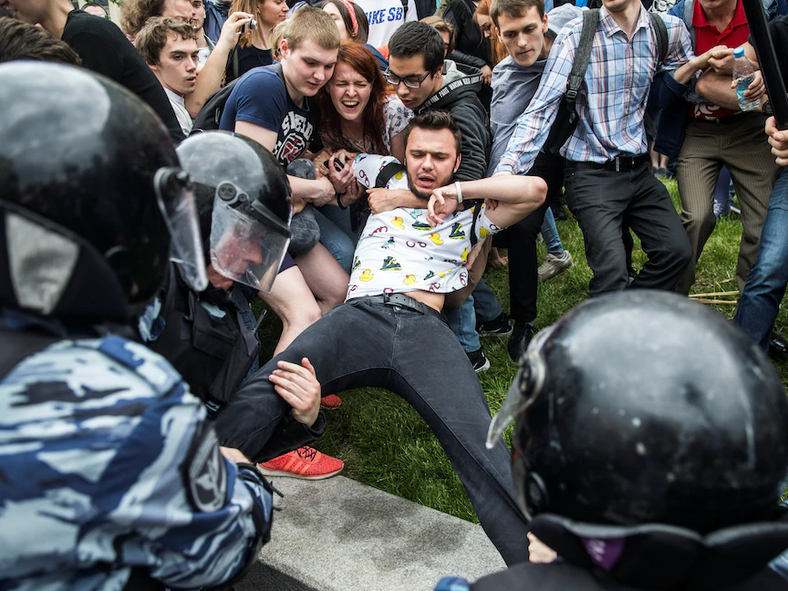 عناصر من الشرطة الروسية تحاول اعتقال المعارض الشاب رسلان شافيدينوف، مدير مشروع في مؤسسة مكافحة الفساد بقيادة المعارض أليكسي نافالني، 12 يونيو 2017 - REUTERS