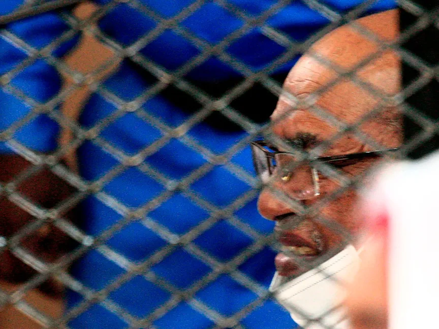 الرئيس السوداني المخلوع عمر البشير يجلس في قفص الاتهام خلال محاكمته، 15 سبتمبر 2020 - AFP