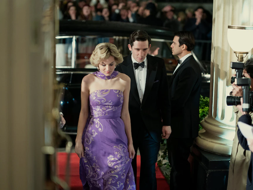 لقطة من مسلسل The Crown تظهر الممثلين المؤديين لدورَي الأمير تشارلز والأميرة ديانا - TWITTER