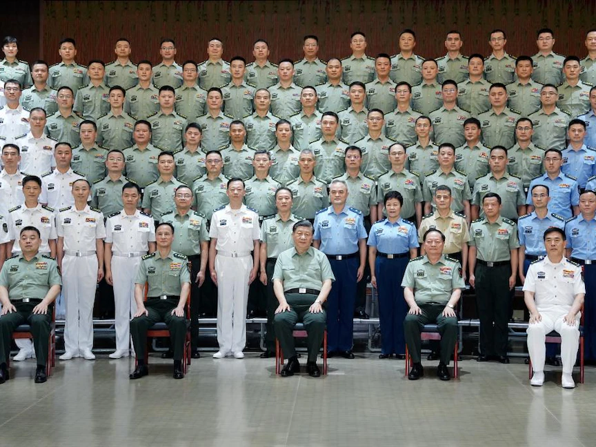 الرئيس الصيني شي جين بينج في صورة تذكارية مع ضباط قيادة المسرح الشرقي في مقاطعة جيانجسو شرق البلاد. 6 يوليو 2023 - Xinhua.cn