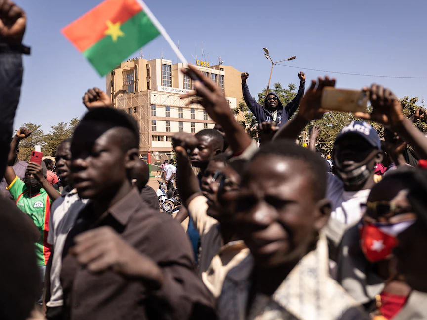 بوركينا فاسو.. الجيش يُطيح بالرئيس ويعلّق العمل بالدستور
