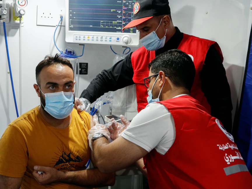 عراقي يتلقى جرعة من لقاح سينوفارم الصيني في بغداد - 10 أغسطس 2021 - REUTERS