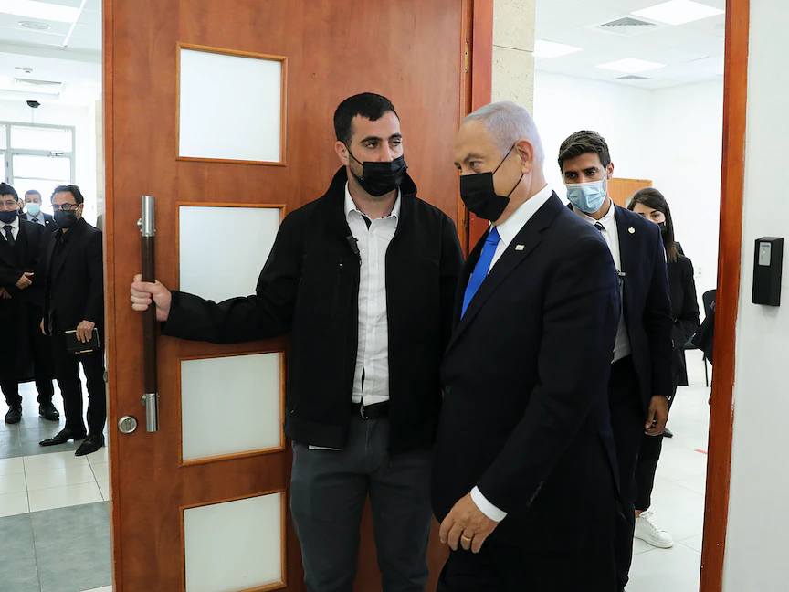 رئيس الوزراء الإسرائيلي السابق بنيامين نتنياهو يغادر قاعة المحكمة خلال جلسة استماع مع استئناف محاكمته على خلفية اتهامات بالفساد - مايو 2021 - VIA REUTERS