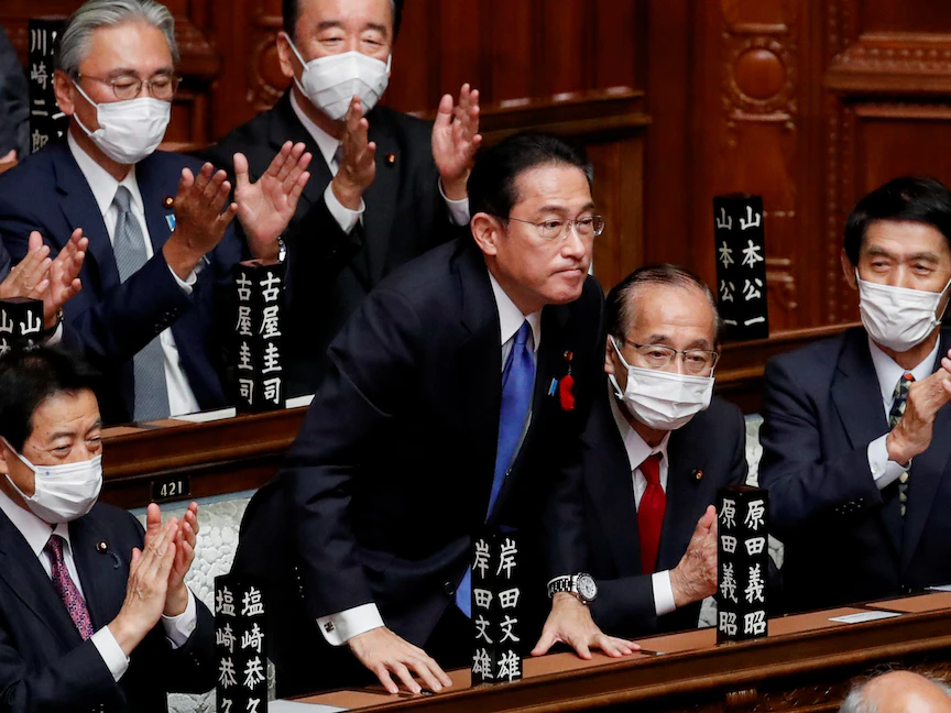 رئيس الوزراء الياباني الجديد فوميو كيشيدا خلال جلسة التصويت على توليه المنصب في البرلمان الياباني. 4 أكتوبر 2021. - REUTERS