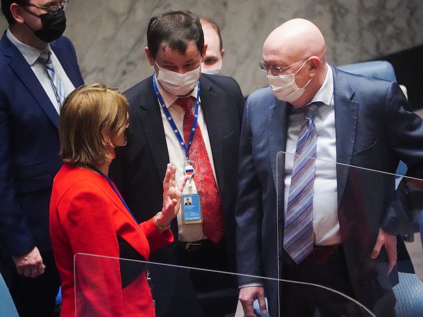 السفير الروسي لدى الأمم المتحدة فاسيلي نيبينزيا (يميناً) ونائبه ديمتري بوليانسكي (في الوسط) أثناء اجتماع لمجلس الأمن في مدينة نيويورك بالولايات المتحدة- 21 فبراير 2022 - REUTERS