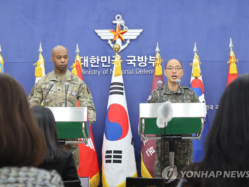 المتحدث باسم هيئة الأركان المشتركة لكوريا الجنوبية الكولونيل لي سونج جون (يمين) والمتحدث باسم القوات الأميركية في كوريا إسحاق تايلور بمؤتمر صحافي. 03 مارس 2023 - en.yna.co.kr