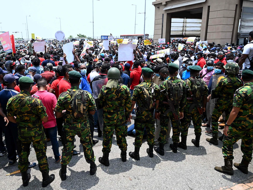 قوات أمنية تصد احتجاجات على ارتفاع تكاليف المعيشة خارج مكتب الرئيس السريلانكي جوتابايا راجاباكسا في كولومبو - 18 مارس 2022 - AFP