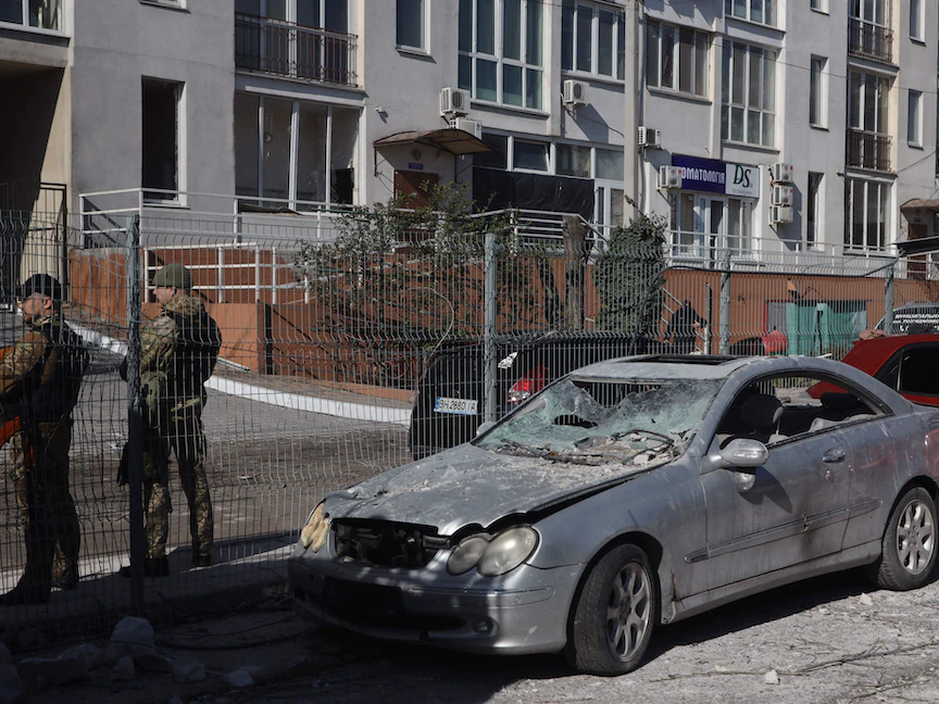 جنود أوكرانيون عند مبنى دمرته قذائف صاروخية روسية في أوديسا بجنوب أوكرانيا- 24 أبريل 2022 - AFP