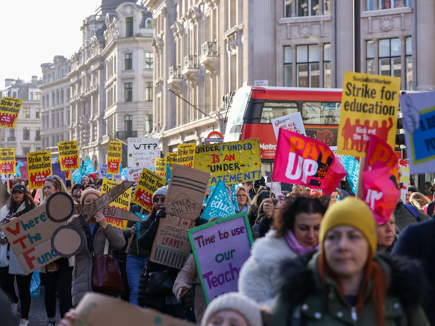 معلمون يسيرون خلال إضراب مشترك للعمال والموظفين بلندن. 1 فبراير 2023 - Bloomberg