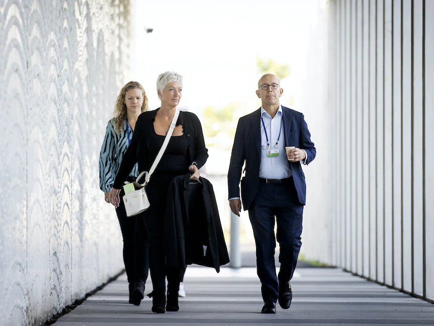 المتحدثة باسم عائلات ضحايا الطائرة الماليزية، ريا فان دير ستين (وسط) لدى وصولها إلى مجمع سخيبول القضائي في بادهوفيدورب بهولندا، 6 سبتمبر 2021 - AFP