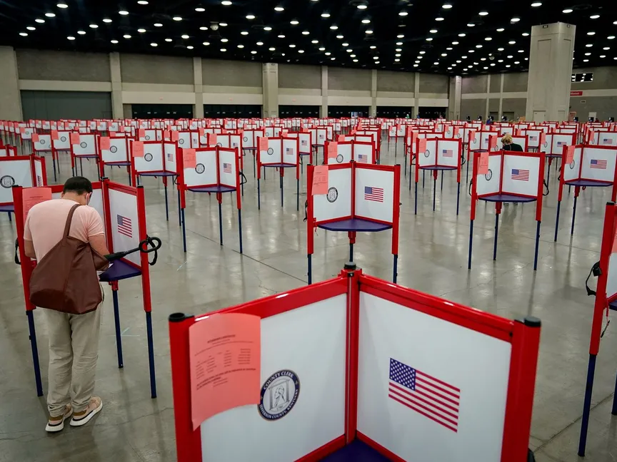 ناخب يقوم بالاقتراع خلال الانتخابات التمهيدية في يونيو الماضي في الولايات المتحدة - REUTERS