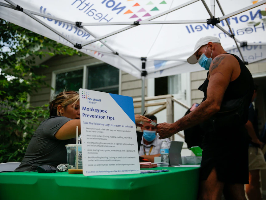 شخص يستعد لتلقي تطعيم جدري القرود في مركز للرعاية الصحية بولاية نيويورك الأميركية- 15 يوليو 2022 - REUTERS