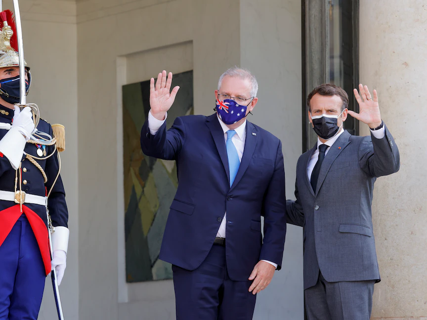 الرئيس الفرنسي إيمانويل ماكرون ورئيس الوزراء الأسترالي سكوت موريسون أمام قصر الإليزيه في باريس - 15 يونيو 2021 - REUTERS