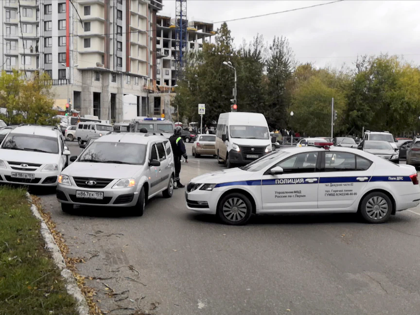 الشرطة تغلق الطريق بالقرب من موقع حادث إطلاق نار في جامعة بيرم الحكومية في بيرم، روسيا، 20 سبتمبر 2021 - REUTERS