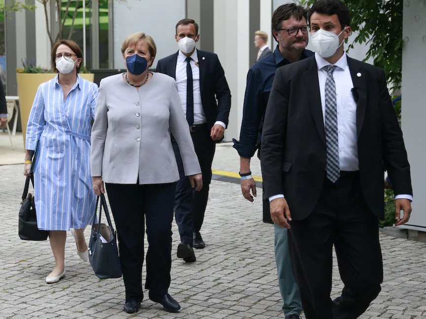 المستشارة الألمانية أنغيلا ميركل تصل إلى اجتماع قيادي للاتحاد الديمقراطي المسيحي CDU والاتحاد الاجتماعي المسيحي البافاري CSU عشية الكشف عن برنامجهما الانتخابي في برلين- 20 يونيو 2021. - AFP
