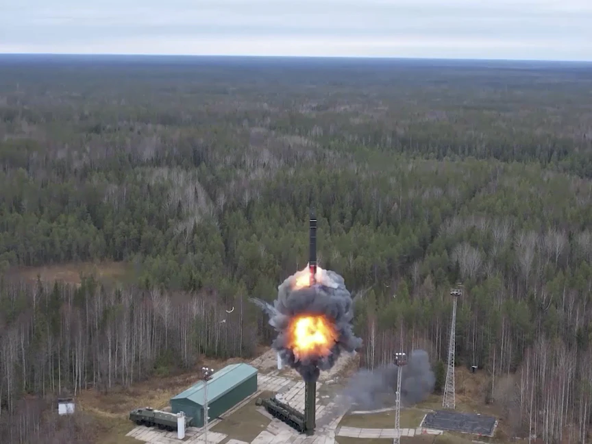 إطلاق صاروخ باليستي روسي عابر للقارات خلال مناورات أجرتها القوات النووية الاستراتيجية الروسية في قاعدة بليسيتسك. 26 أكتوبر 2022 - REUTERS