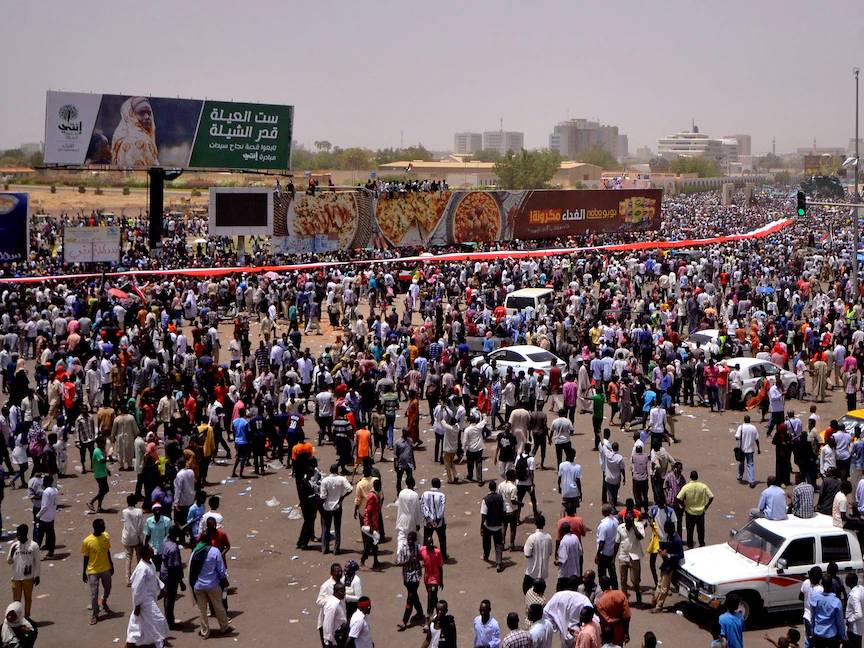 جانب من اعتصام المتظاهرين السودانيين خارج مقر وزارة الدفاع في الخرطوم - 11 أبريل 2019 - REUTERS