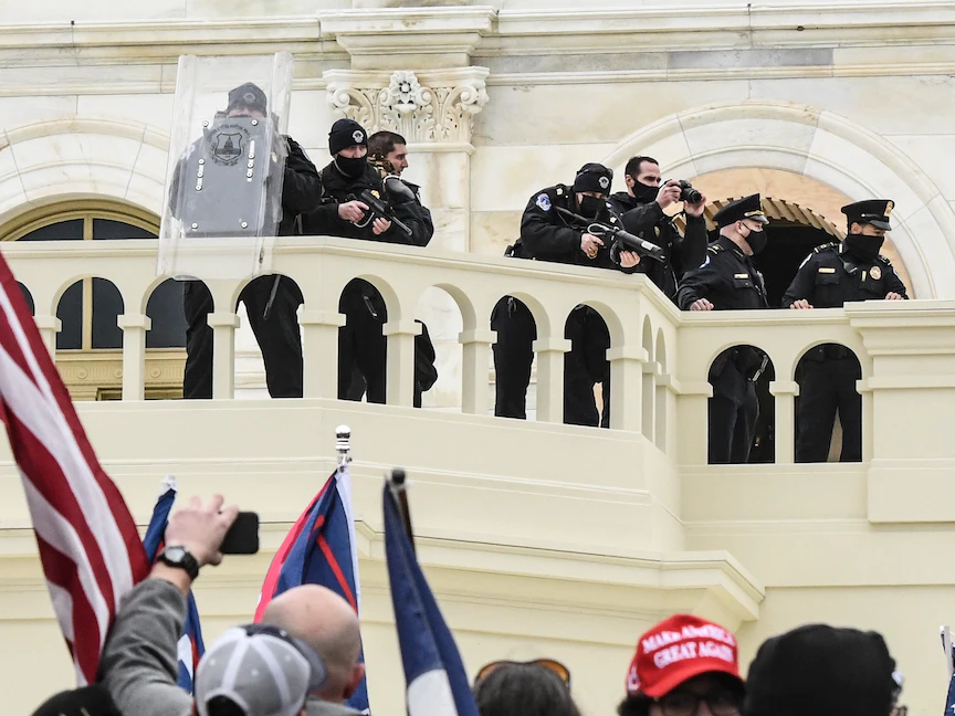شرطة الكابيتول الأميركية تتصدى لأنصار الرئيس دونالد ترمب لدى اقتحامهم الكونغرس- 6 يناير 2021 - REUTERS